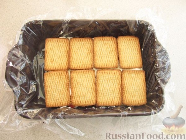 Клубничный торт из печенья (без выпечки)