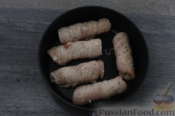 Крученики из свинины с грибами в сметанном соусе