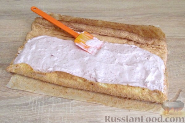 Бисквитный рулет с клубникой