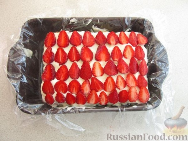 Клубничный торт из печенья (без выпечки)