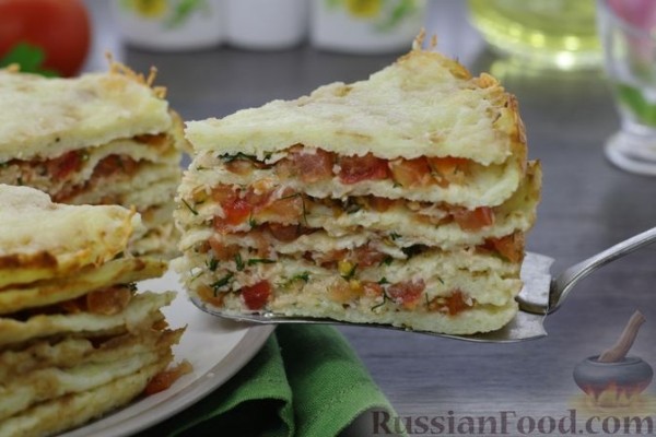 Картофельно-луковый блинный торт с помидорами и сыром
