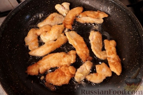 Картофельный салат с овощами и жареным куриным филе