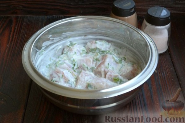 Шашлычки из куриного филе в йогуртовом маринаде, с беконом