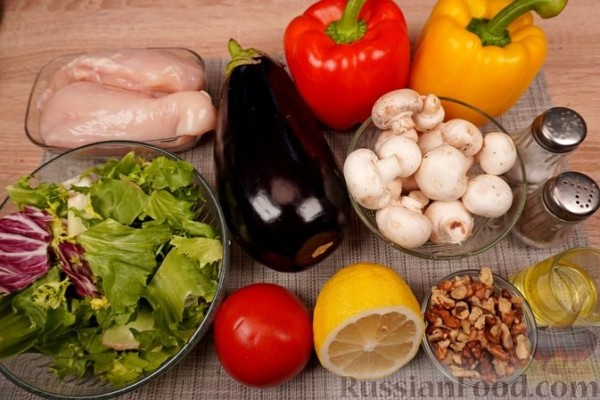 Салат c куриным филе и жареными овощами