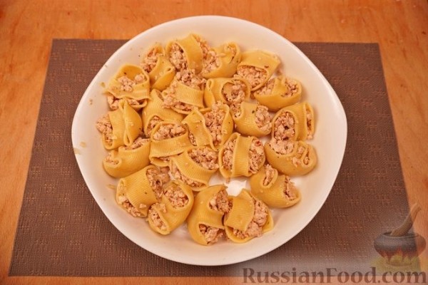 Макароны-ракушки, фаршированные курицей, под сырно-сливочным соусом