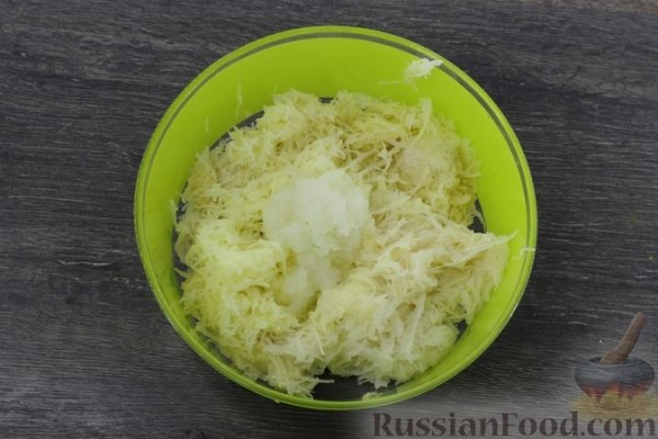 Картофельно-луковый блинный торт с помидорами и сыром