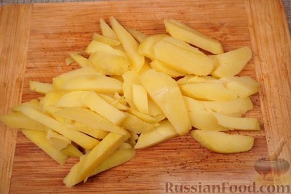 Картофельный салат с овощами и жареным куриным филе