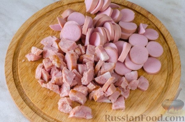 Щи с копченой колбасой и сосисками