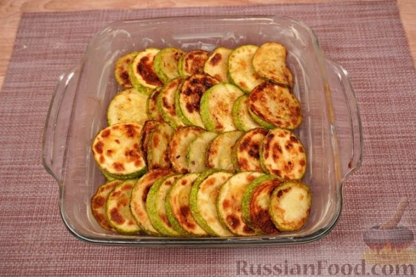 Кабачки с помидорами, запечённые в сметане
