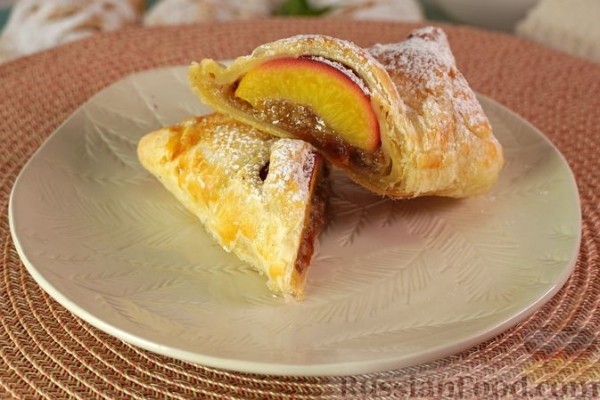 Слойки с персиками и грецкими орехами