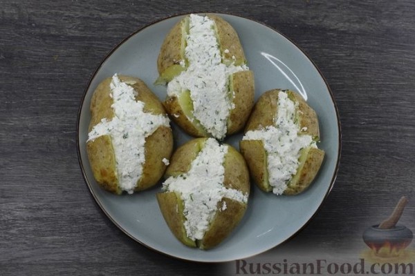 Запечённая картошка с творожной начинкой