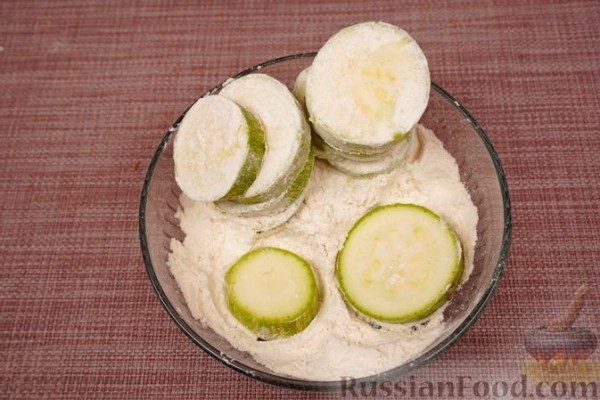 Кабачки с помидорами, запечённые в сметане