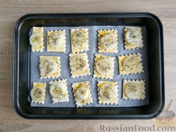 Слойки с луком и пряными травами