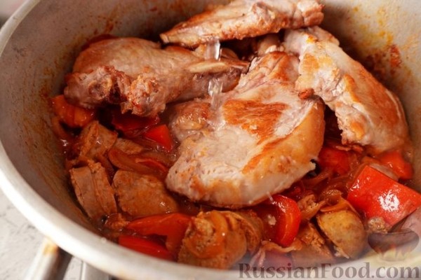 Свинина, тушенная с колбасками по-дебреценски