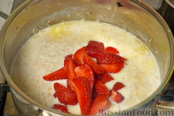 Овсяная каша с клубникой и шоколадом