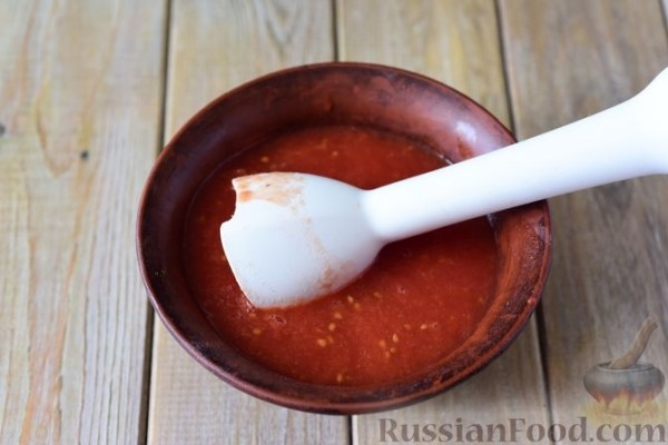 Тефтели из свинины, тушенные с фасолью, в томатном соусе