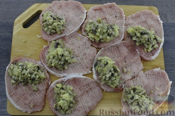 Крученики из свинины с грибами в сметанном соусе