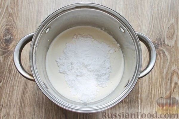 Муссовый творожно-сливочный торт с печеньем, клубникой и желе
