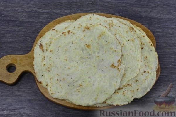 Картофельно-луковый блинный торт с помидорами и сыром