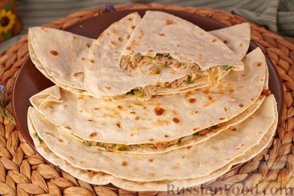Тортильи с тунцом, огурцом и сыром