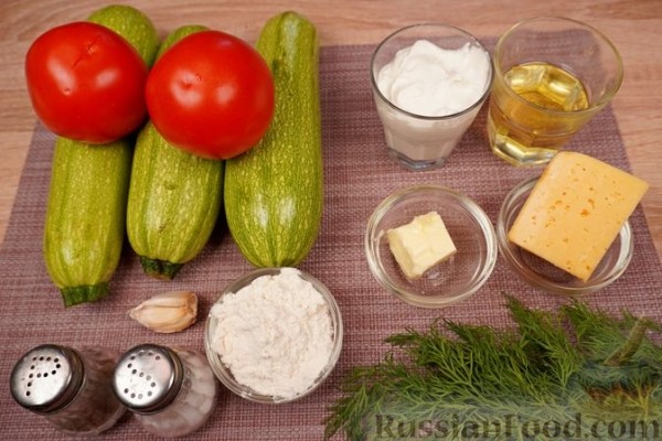Кабачки с помидорами, запечённые в сметане