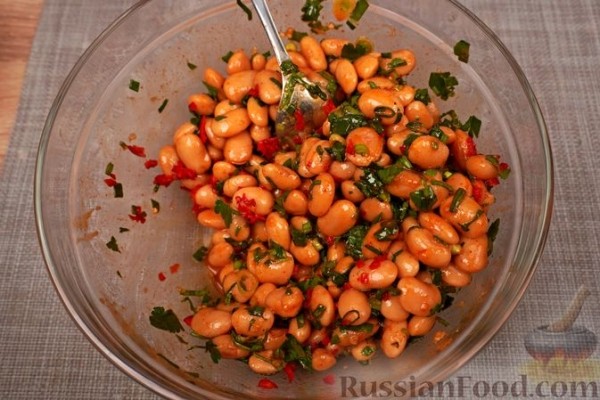 Салат из фасоли с чесноком и зеленью
