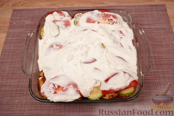 Кабачки с помидорами, запечённые в сметане