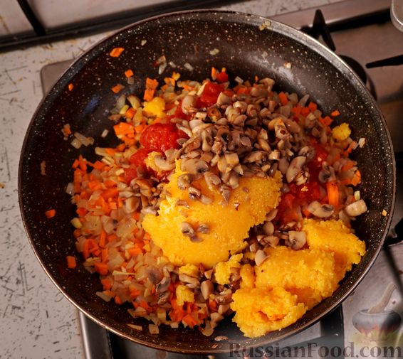 Голубцы из виноградных листьев с кукурузной крупой, грибами и овощами