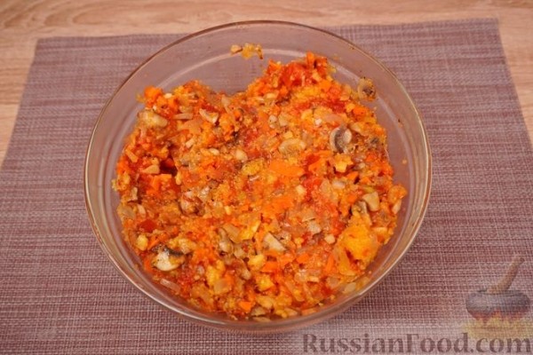 Голубцы из виноградных листьев с кукурузной крупой, грибами и овощами