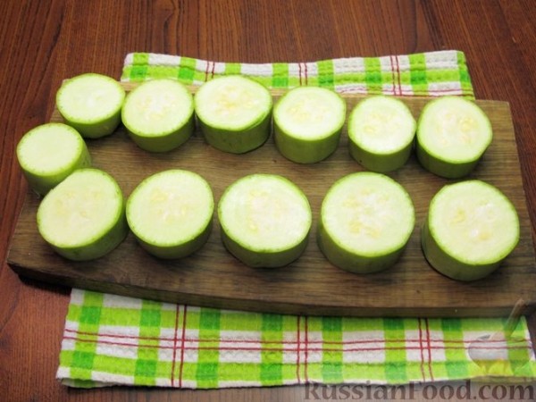 Запечённые кабачки с фаршем, морковью и сыром