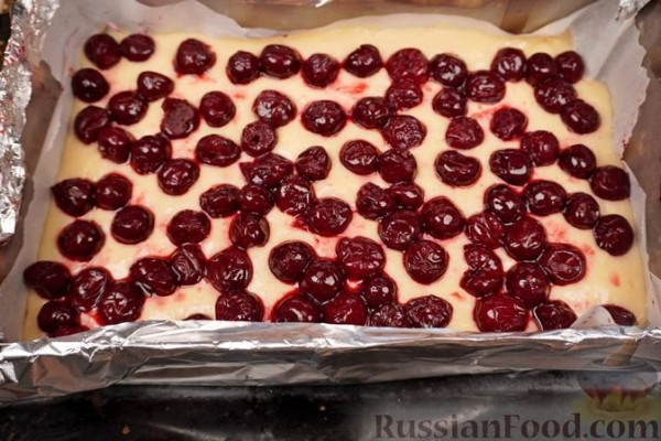 Пирог с вишней и миндалём