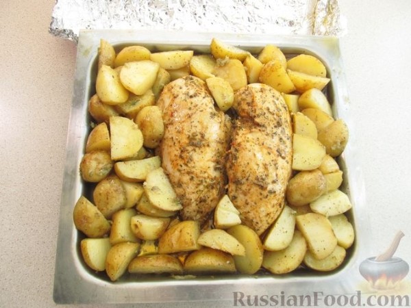 Куриное филе с молодым картофелем и сыром