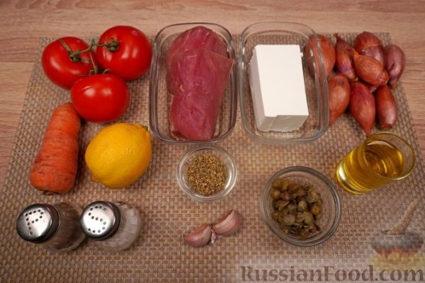 Тунец, запечённый с овощами, каперсами и фетой