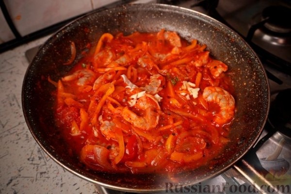 Гаридес саганаки (креветки в томатном соусе)