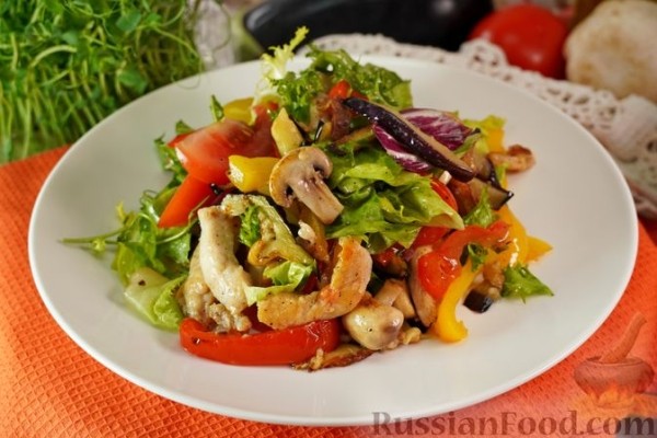 Салат c куриным филе и жареными овощами