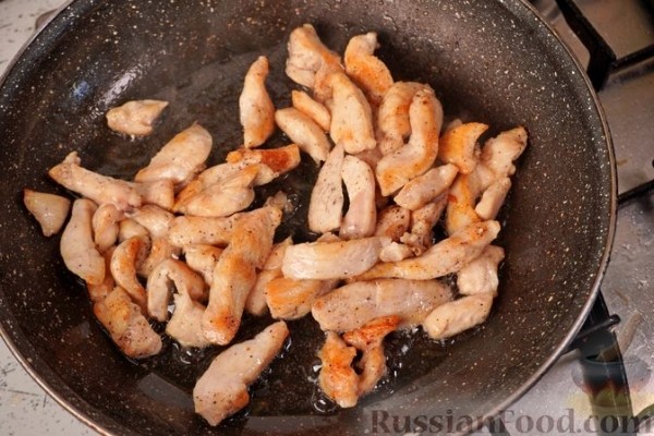 Салат c куриным филе и жареными овощами