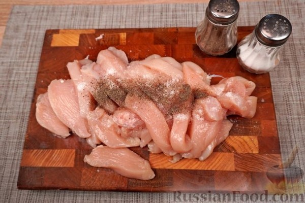 Салат c куриным филе и жареными овощами