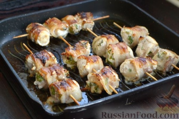 Шашлычки из куриного филе в йогуртовом маринаде, с беконом