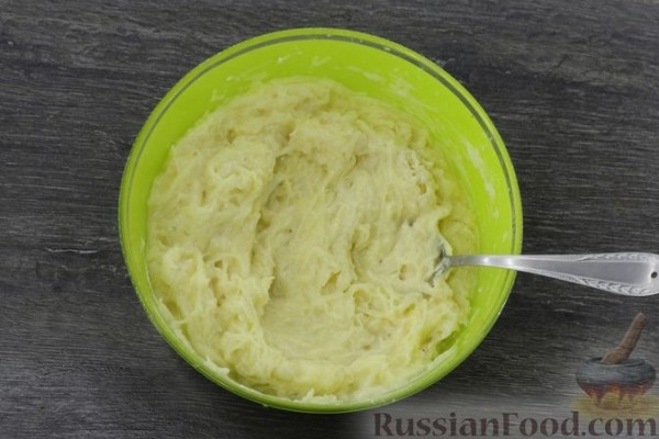 Картофельно-луковый блинный торт с помидорами и сыром