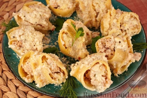 Макароны-ракушки, фаршированные курицей, под сырно-сливочным соусом