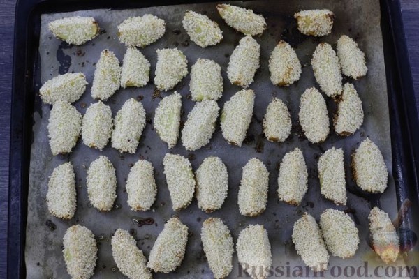 Запечённый молодой картофель в кунжуте, со сметанным соусом