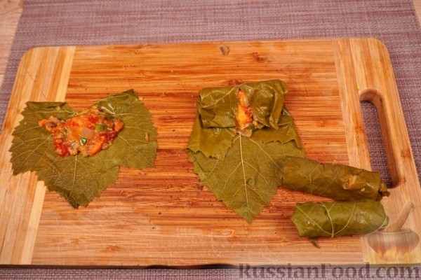 Голубцы из виноградных листьев с кукурузной крупой, грибами и овощами