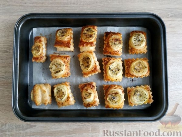 Слойки с луком и пряными травами
