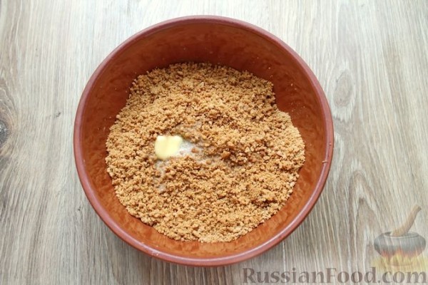 Муссовый творожно-сливочный торт с печеньем, клубникой и желе