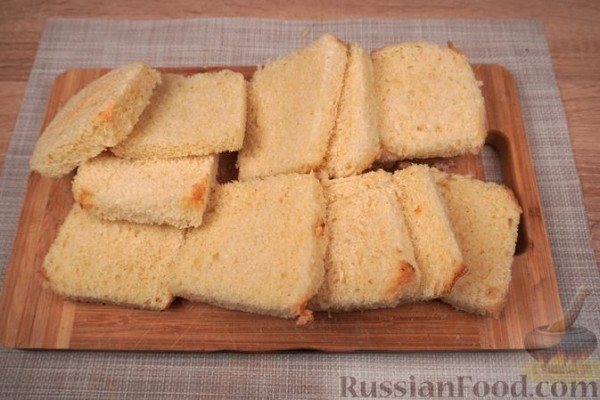 Шарлотка из сдобных булочек, с яблоками, вишней и смородиновым соусом