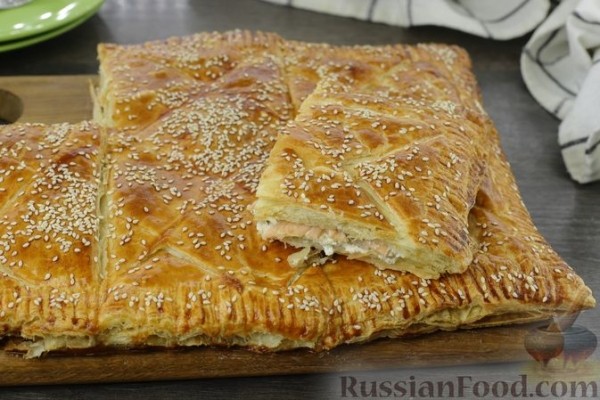 Слоёный пирог с красной рыбой и сливочным сыром