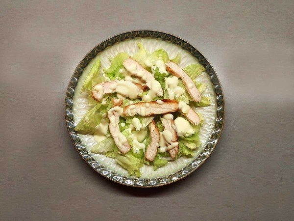 Салат с курицей, виноградом и орехами