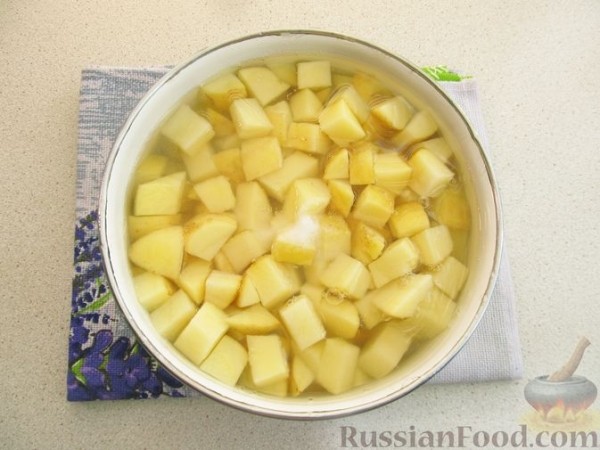 Молодой картофель, запечённый со шпинатом и сыром