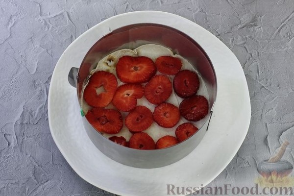 Торт из лаваша с клубникой и кремом из сметаны и сгущёнки (без выпечки)
