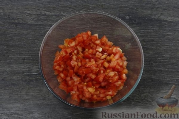 Картофельно-луковый блинный торт с помидорами и сыром